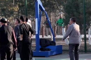 大爺打野球在底角抽煙，這真的不是拉過來湊數(shù)的嗎??????