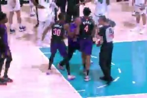 想看看如果隊(duì)員不攔著，教練是不是真會(huì)打裁判??