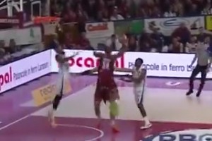 雷瓊塔克今年年初的超級(jí)戰(zhàn)斧隔扣！放NBA也是頂級(jí)