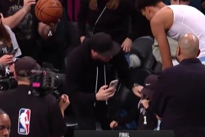 可以直接當圍裙穿了！文班賽后將自己的球衣送給了小球迷