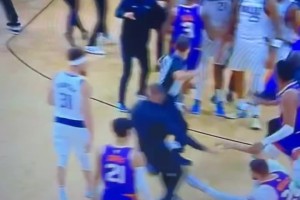 見過大場面！太陽獨行俠爆發(fā)沖突時，克萊非常淡定地從后面慢慢走過來