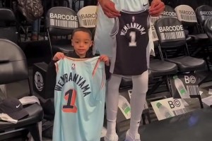 最萌身高差！文班賽后和小球迷交換球衣 捏著迷你版球衣合影??