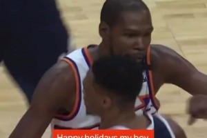 好兄弟！圣誕大戰(zhàn)交手前，杜蘭特與威少擁抱，還拍了拍威少的頭