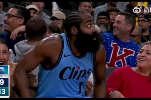 登哥大帽之后落入觀眾席，身旁兩個女球迷笑開了花！??