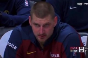 帶不動??！掘金落后兩位數(shù)，約基奇第四節(jié)在板凳席搖頭