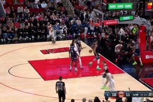 單點(diǎn)爆破！杰倫-格林一個(gè)加速就過掉防守，隨后起飛單臂炸裂暴扣