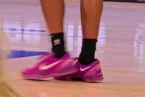 敢不敢剃個頭？此前對活塞一戰(zhàn)，克里斯蒂上腳了科比的球鞋