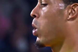 球員在場(chǎng)上遭遇激光筆，薩拉赫這是進(jìn)了KTV了？！