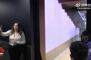 今日賽后在球員通道，哈登駐足良久，為球迷們熱心簽名