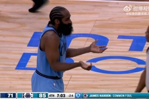 生氣！??末節(jié)被波杰姆造進攻犯規(guī)，登哥十分不滿找裁判理論