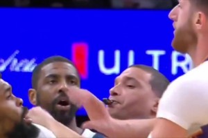 馬紹爾與努爾基奇打了起來(lái)，把一旁的歐文都看呆了??