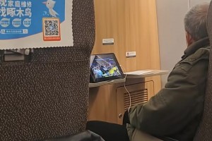 現(xiàn)實里看過年級最大的NBA球迷，大爺在動車上看湖勇圣誕大戰(zhàn)！