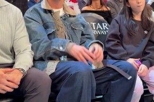 喲呵！張震今日帶著女兒現(xiàn)場(chǎng)觀(guān)戰(zhàn)籃網(wǎng)vs馬刺的比賽