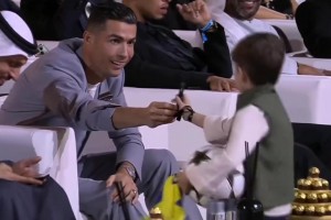 C羅在環(huán)球足球獎現(xiàn)場給小球迷簽名，隨后叫住小球迷把筆帶走??