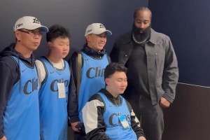 登哥賽后和約翰-郝合影：一直很感激你，如果有啥需要請告訴我