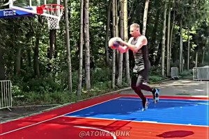 ??這真的是人類能完成的扣籃嗎??