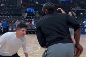 來看看登哥的賽前熱身，這屁股是真翹！??