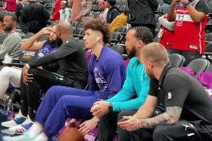 技術(shù)沒啥問題！三球鮑爾展示眼花繚亂的板凳運球