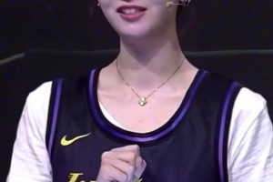 美女主播佳依：下次再看就是40歲的詹姆斯打球了 生日快樂(lè)??