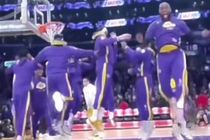 濃眉帶領(lǐng)湖人全員一起跳舞！詹姆斯咧嘴大笑！懷念這個氛圍嗎？