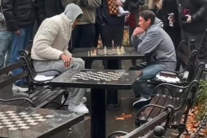 沒找到棋牌室??文班亞馬在紐約的公園與人冒雨對弈