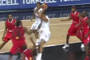 這彈速太變態(tài)了！年輕的威少起飛暴扣簡(jiǎn)直就是平地起驚雷！