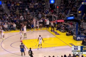 哇，這球也太帥了！庫里華麗背運(yùn)過人戲耍防守轉(zhuǎn)身側(cè)拋壓哨命中！