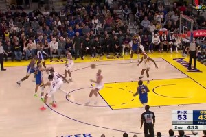 庫有引力！庫里一人吸引太陽三人防守注意力，妙傳追夢(mèng)輕松上籃！