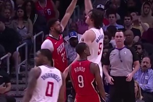 把濃眉都整無奈了！2米24的博班將球高高舉起，濃眉怎么都夠不著