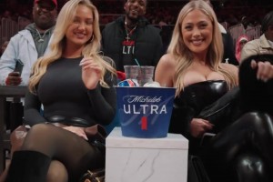 ??吸睛！知名舉牌女郎西德尼觀戰(zhàn)NBA 因此前泰森拳賽走紅