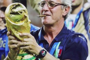 里皮教練生涯最霸氣的一張照片！抽著雪茄拿著大力神杯！