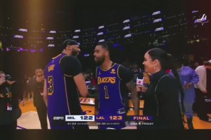 拉塞爾接受女記者采訪，濃眉從身后過來與其擊掌，老詹也過來了