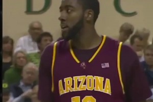 一起來看下登哥大學(xué)時(shí)期是怎么打球的！那時(shí)還是小胡子??