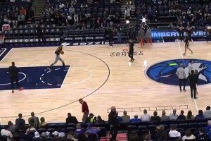 這要練出來了還得了？！文班賽前訓(xùn)練，在后場罰球線扔進(jìn)三分??