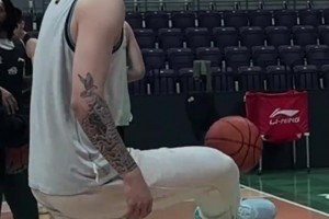 趙繼偉用腳踢進(jìn)一記打板球，張鎮(zhèn)麟：這太難了吧！