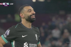 再失良機(jī)！阿諾德精準(zhǔn)弧線傳中！薩拉赫停球打門高出球門！