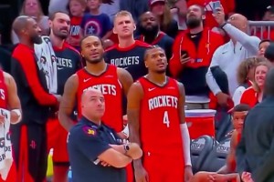 火箭替補(bǔ)笑嘻嘻圍觀沖突，看熱鬧不嫌事大啊