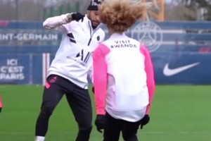 歡迎來(lái)到一線隊(duì)！當(dāng)內(nèi)馬爾在訓(xùn)練中穿襠17歲的哈維-西蒙斯