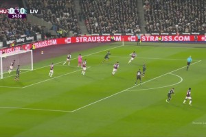 薩拉赫右路反擊送妙傳！瓊斯禁區(qū)內(nèi)低射被阿雷奧拉撲出！