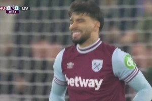 開場(chǎng)玩火！羅伯遜后場(chǎng)傳球失誤被斷！帕奎塔禁區(qū)內(nèi)鏟射高出！