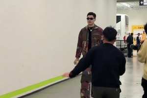 阿不都沙拉木這身穿搭也算是走在CBA時(shí)尚頂端的了??