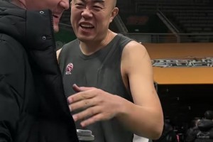 第100次遼粵大戰(zhàn)！杜峰賽前與遼寧眾將互動(dòng)