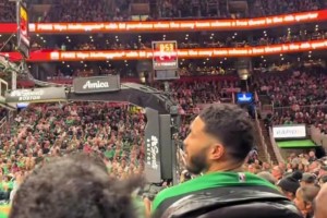 綠軍前排觀眾拿雞翅勾引塔圖姆??獺兔：好香啊