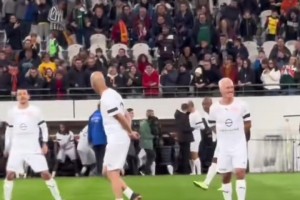 ??你覺得誰厲害？齊達內(nèi)和德尚一起踢球！