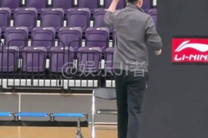 杜峰賽前親自指導(dǎo)球員轉(zhuǎn)身上籃動(dòng)作