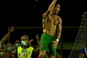 這是怎樣的自律？慢鏡特寫聚焦C羅身材，線條分明讓人驚嘆！