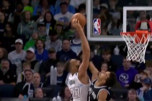 法國(guó)中鋒PK！戈貝爾背打轉(zhuǎn)身勾手 遭文班遮天長(zhǎng)臂按帽拒絕??