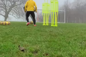 謝文能在英國(guó)訓(xùn)練??哥啊，咱去利物浦找遠(yuǎn)藤航單挑去！