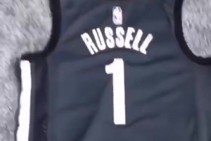 這下尷尬了？5年前拉塞爾離開(kāi)籃網(wǎng)時(shí)，籃網(wǎng)球迷將其球衣燒了！