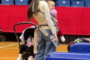 大衛(wèi)-詹姆斯妻子隨隊(duì)前往賽場(chǎng)觀戰(zhàn) 場(chǎng)邊為丈夫加油！